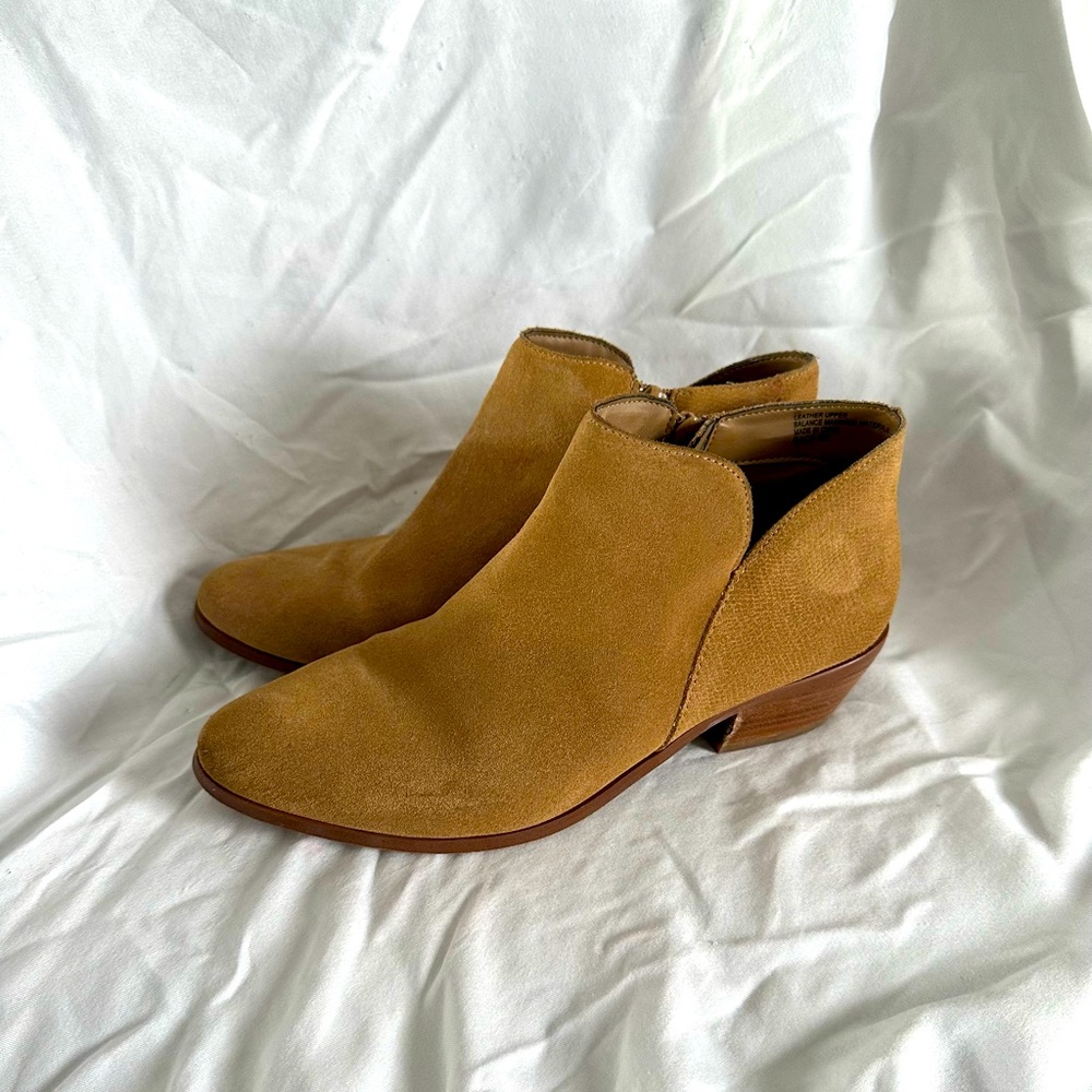 Violet & red tan suede booties Size 9
Excellent condition